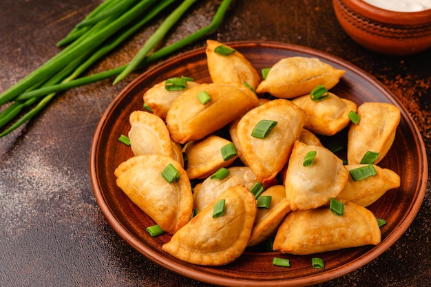 Dumplings gevuld met aardappelpuree Russisch Oekraïens of Pools gerecht varenyky vareniki pierogi pyrohy
