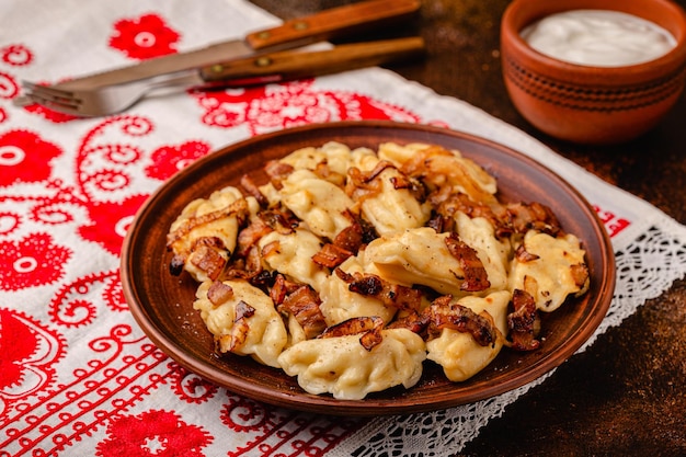 Dumplings gevuld met aardappelpuree Russisch Oekraïens of Pools gerecht varenyky vareniki pierogi pyrohy