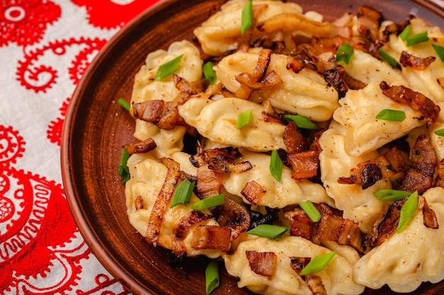 Dumplings gevuld met aardappelpuree Russisch Oekraïens of Pools gerecht varenyky vareniki pierogi pyrohy