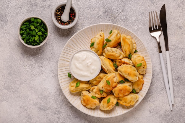 Dumplings gevuld met aardappelpuree Russisch Oekraïens of Pools gerecht varenyky vareniki pierogi pyrohy