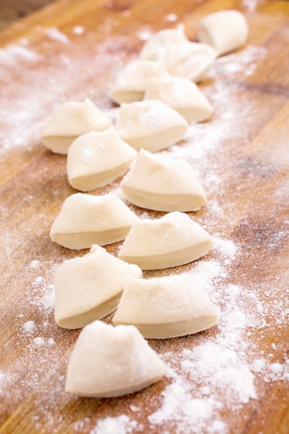 Foto dumplings gevuld met vlees, ravioli, dumplings. knoedels met vulling. bolingrediënten, chinese keuken