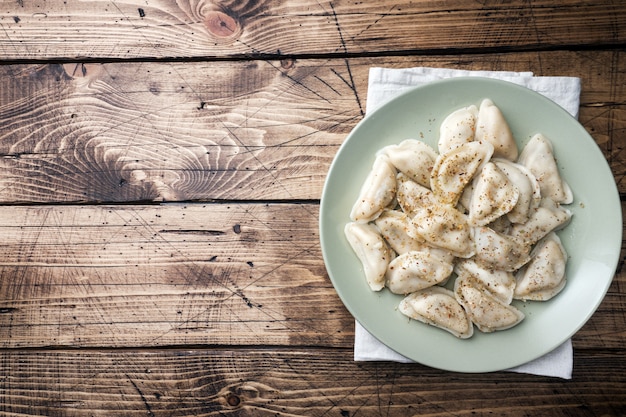 Foto dumplings, gevuld met vlees, ravioli. traditionele russische schotelpelmeni. bollen met horizontaal vullen