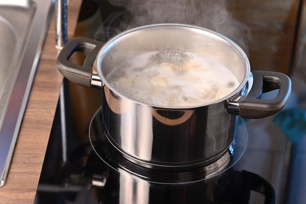 Dumplings in een pan op het elektrische fornuis.