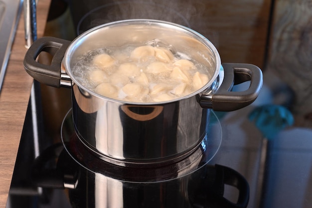 Dumplings in een pan op het elektrische fornuis.