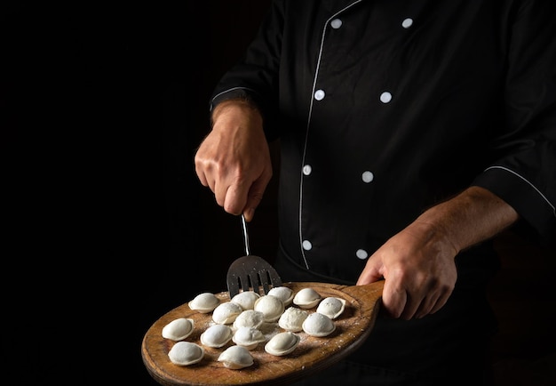 Dumplings koken door de handen van de chef-kok in de keuken van het hotel Vrije ruimte voor reclame