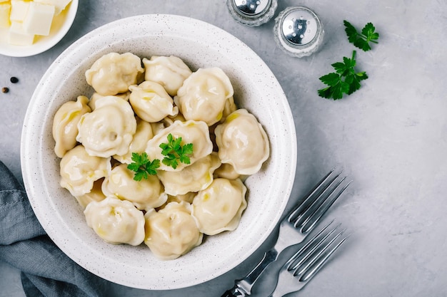 Photo dumplings meat stuffed dumplings in a bowl on gray stone background
