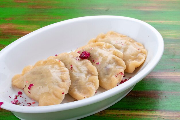 Dumplings met kersen Op een gekleurde houten ondergrond Vegetarische schotel