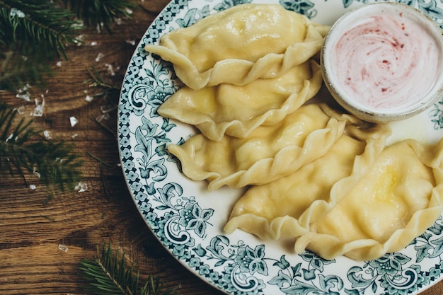 Dumplings met kwark op een gekleurd bord op een houten tafel