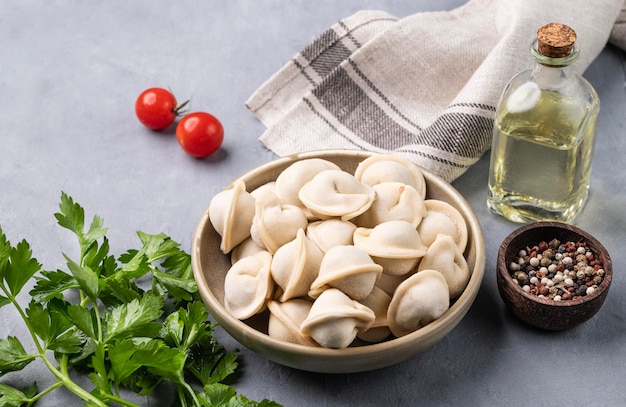 Dumplings met vlees het russische traditionele gerecht is siberische pelmeni geserveerd met verse kruidenboter en groenten