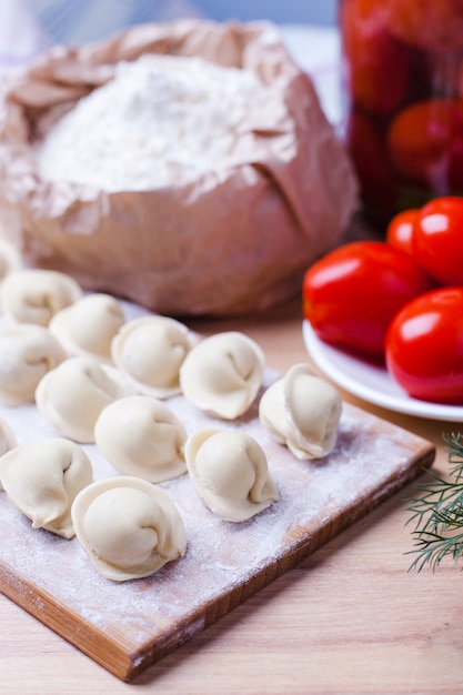 Dumplings met vlees op een houten tribune