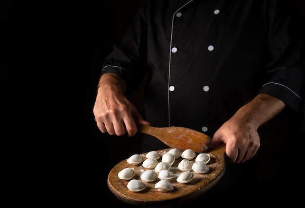 Dumplings of pelmeni koken door chef-koks in de keuken