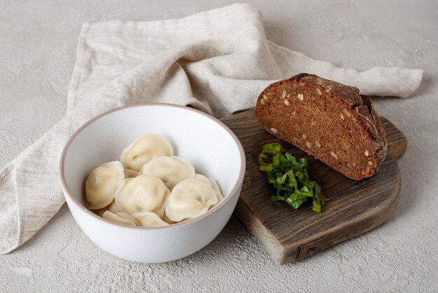 Gnocchi verdi di pane di segale su una tavola di legno