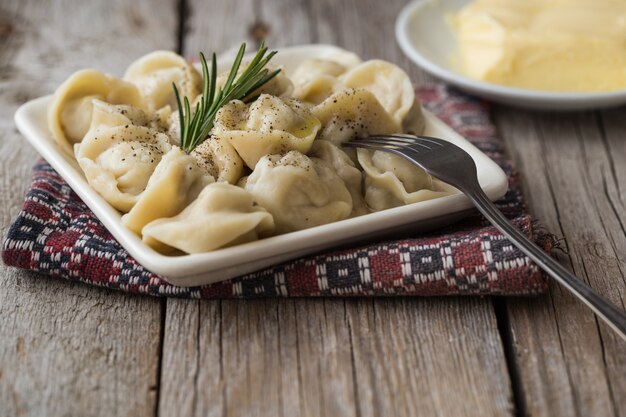 Пельмени, фаршированные мясом, пельмени, пельмени. Пельмени с начинкой. Русская кухня. Копировать пространство