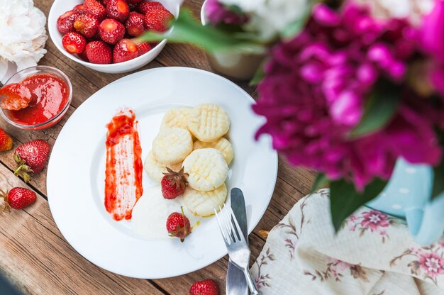 Dumplings van rijstmeel en kwark met een ontpitte aardbei