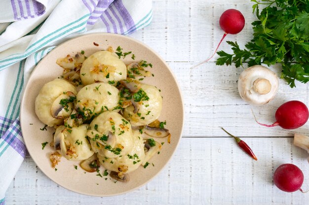 Foto gnocchi con carne e funghi in una ciotola