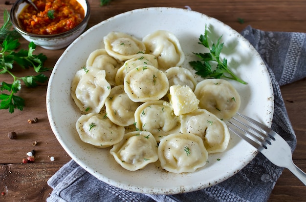 Пельмени с мясом, приправленные перцем и укропом