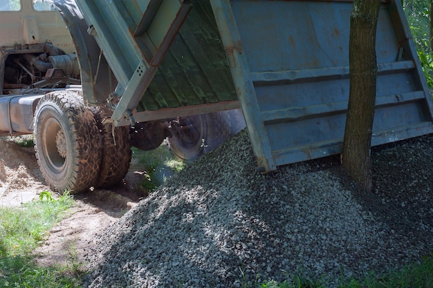 Dumptrucks die goed een veld vullen dat aanleiding geeft tot een fijne grond Voorbereiding en constructie