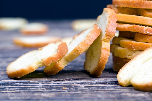 Dun gebakken roggecrackers met kruiden. close-up van voedsel gemaakt van tarwe of ander meel