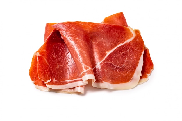 Dun gesneden jamon die op witte achtergrond wordt geïsoleerd.