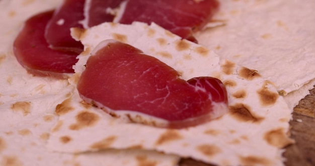 Foto dun gesneden varkensvlees op tarwe pita brood