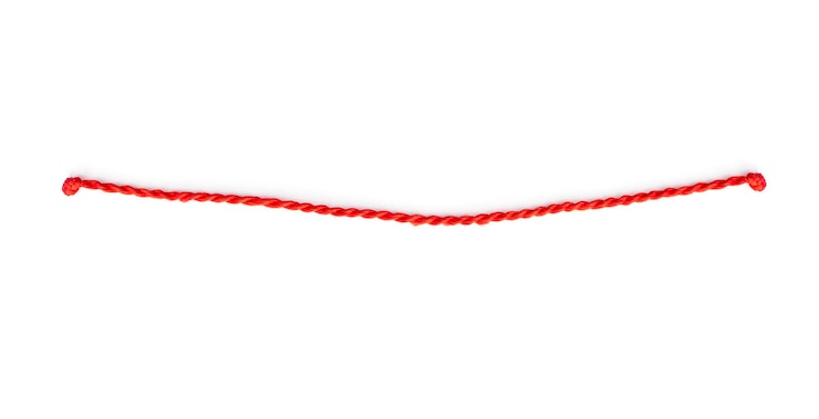 Foto dun rood touw of touw met knopen geïsoleerd op wit
