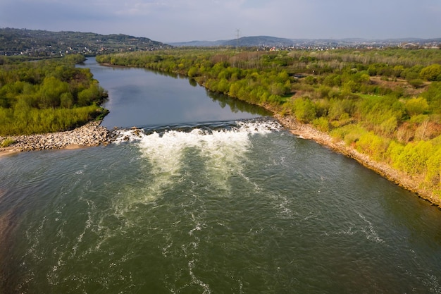 Dunajec-rivier in Klein-Polen bij lenteochtend luchtfoto drone-weergave