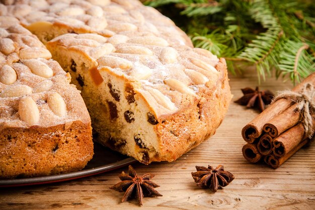 Dundee cake op een oude rustieke houten tafel