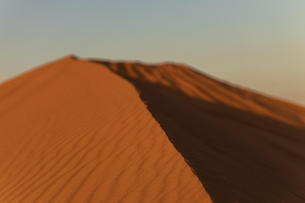 Пейзаж с дюнами в Руб-эль-Хали или Пустом квартале во время золотого заката и никого вокруг