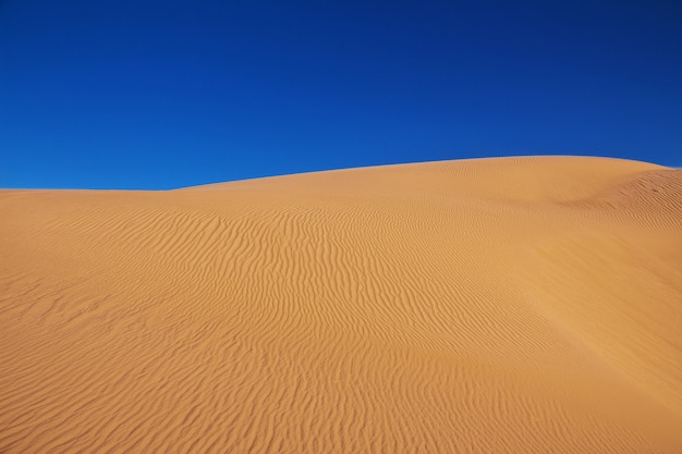 Dune nel deserto del sahara, nel cuore dell'africa