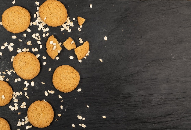 Dunne havermoutkoekjes of gezonde havermoutcrackers bovenaanzicht. Krokant anzac-koekje met havervlokken op rustieke tafelachtergrond