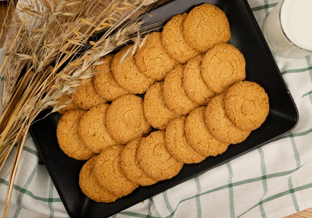 Dunne havermoutkoekjes of gezonde havermoutcrackers bovenaanzicht. krokant anzac-koekje met havervlokken op rustieke tafelachtergrond