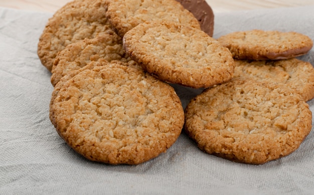 Dunne havermoutkoekjes of gezonde havermoutcrackers met chocolade. Krokant anzac-koekje met havervlokken op rustieke tafelachtergrond