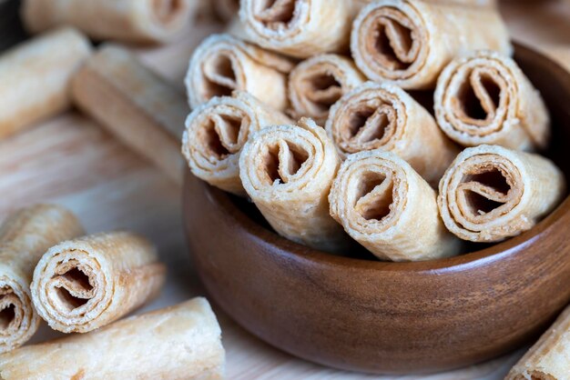 Dunne knapperige wafels liggen op een zwarte tafel, zoet voedsel voor desserts