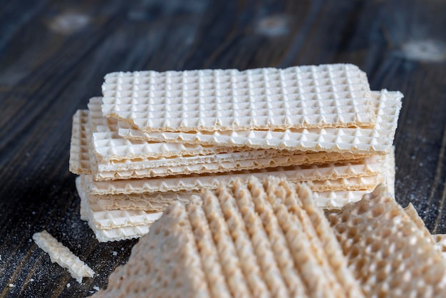 Foto dunne krokante wafels gemaakt van tarwemeel eieren en suiker dunne tarwewafels zijn een soort droge koekjes die worden gebruikt om verschillende gerechten te bereiden