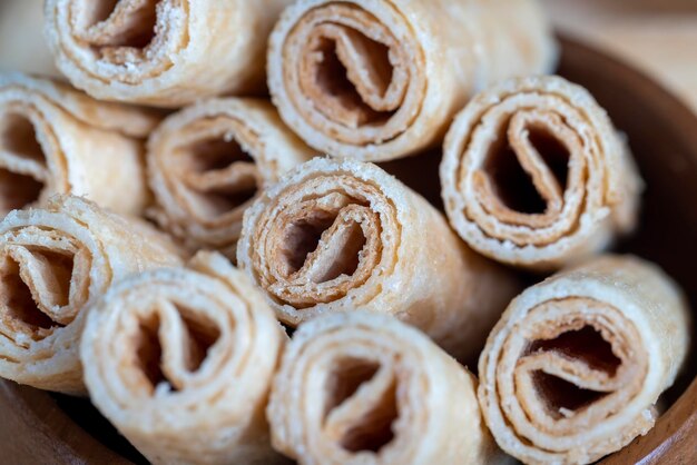 Dunne krokante wafels liggen op een zwarte tafel