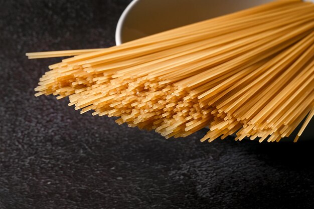 Dunne lange vermicelli op tafel in de keuken