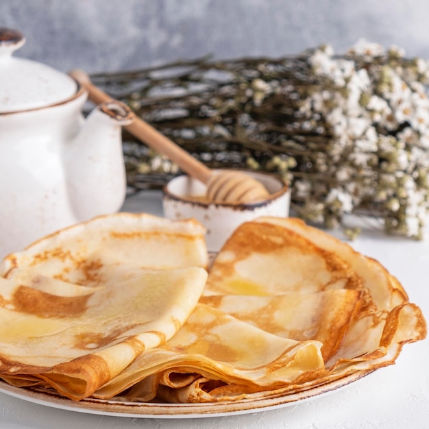 Dunne pannenkoeken op een bord. Detailopname