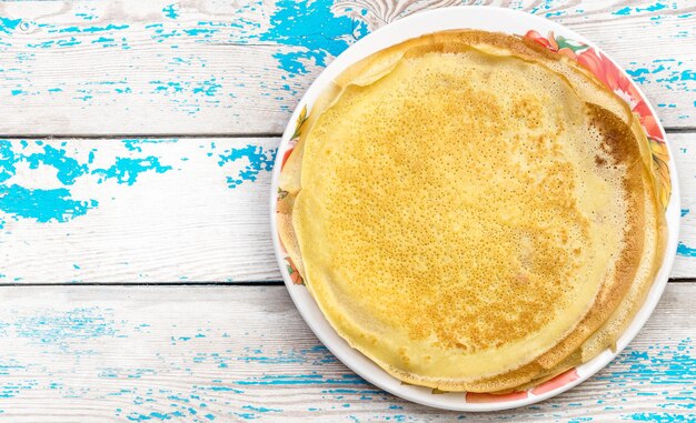 Dunne pannenkoeken op het bord Bovenaanzicht