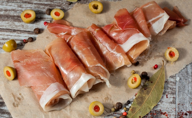 Dunne plakjes prosciutto