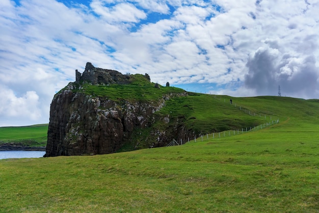 Foto duntulm castle, het verwoeste kasteel aan de noordkust van trotternish op het eiland skye in de zomer, schotland