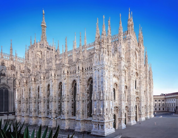 Duomo di milano tegen een heldere blauwe hemel in de stad