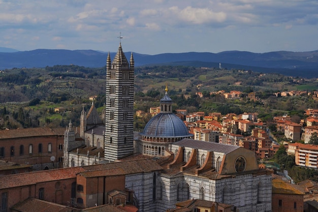Duomo di siena in de stad tegen de lucht