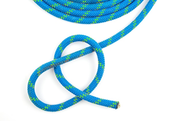 Прочная цветная веревка для альпинистского снаряжения на белом фоне узла плетеного кабеля для туризма и путешествий
