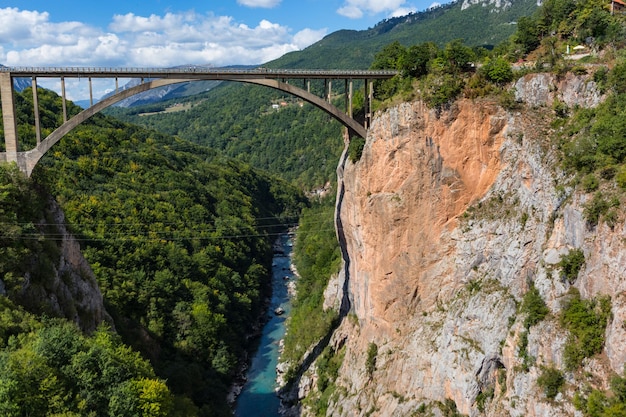 Durdevica tara brug over de rivier tegen de lucht