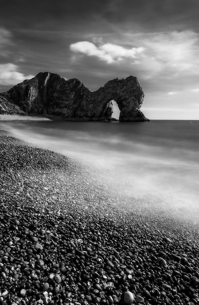 Foto la spiaggia di durdle door nel regno unito in bianco e nero