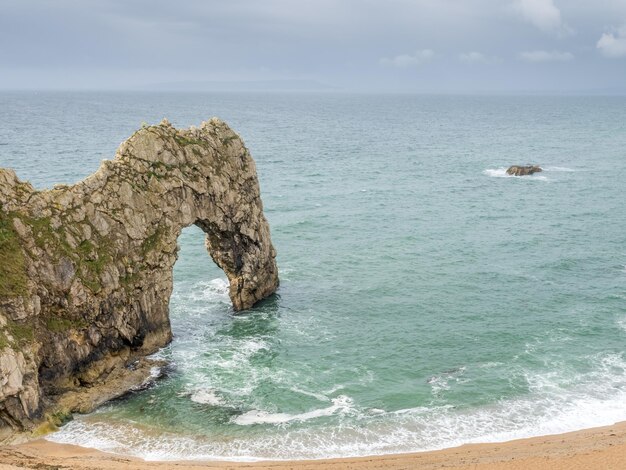 Durdle door natuurlijke kalkstenen boog aan de kust met de omringende klifkust in Dorset, Engeland