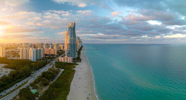 Dure hoogbouw hotels en appartementen boven zandstrand aan de kust van de Atlantische Oceaan in de stad Sunny Isles Beach bij zonsondergang Amerikaanse toeristische infrastructuur in Zuid-Florida