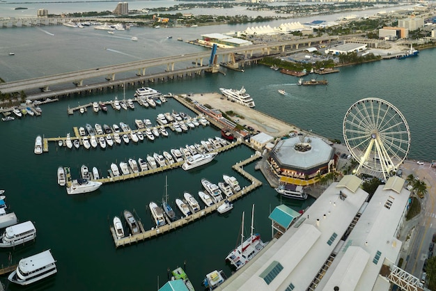 Dure jachten en motorboten aangemeerd in de haven van Biscayne Bay in het centrum van Miami Florida Marina Bay met luxe zeilboten