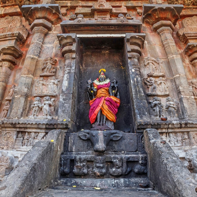 Immagine di durga (mahisaurmardini). tempio di airavatesvara, darasuram, tamil nadu, india. uno dei grandi templi viventi di chola - patrimonio dell'umanità dell'unesco.