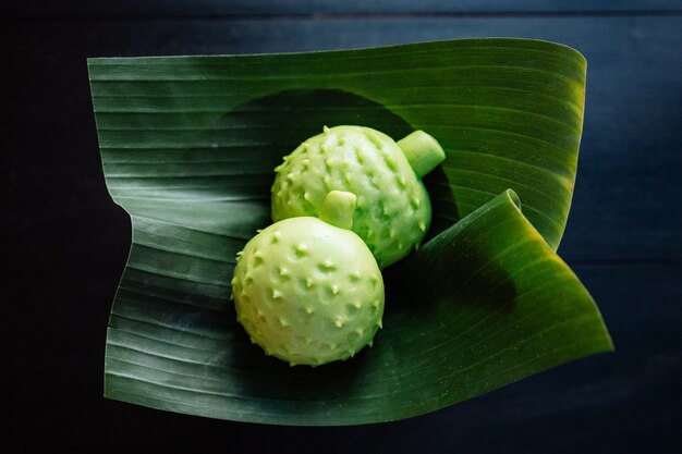 Durian-broodjes in vorm van durian geserveerd op bananenblad.